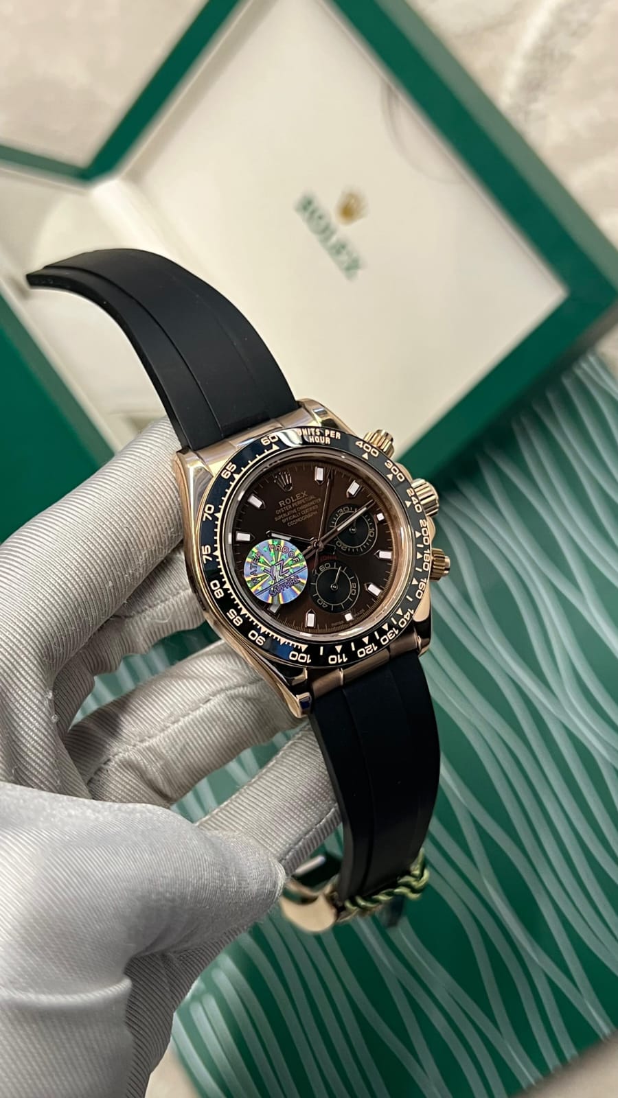 Cosmograph Daytona  chocolate dial, and a black rubber  bracelet.